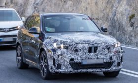 BMW iX1 готовится к первому обновлению: кроссовер поймали во время тестов