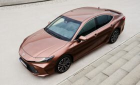 Новая Toyota Camry приехала в Казахстан с двумя силовыми установками