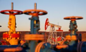 Нефтяные качели: Россия или будет купаться в нефтедолларах, или окажется с дырой в бюджете